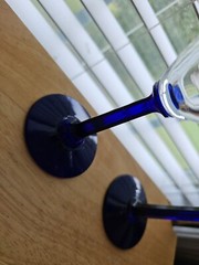 Set of 2 Champagne Flutes Glasses 7 1/8″ Clear Bowl Colbalt Blue Stem Unbranded