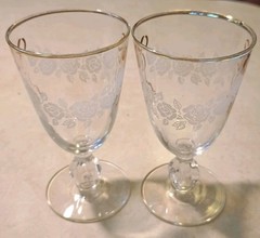 Set of 2 Vtg Etched White Roses Ribbon Gold Trim Glass Stemmed Cordial Glasses