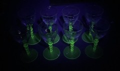 Beautiful Vtg Set Of 8 Etched Uranium Ribbon Pat Clear W/Green Stemmed Glasses