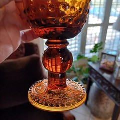 WILLIAMS SONOMA AMBER GLASSES FLEUR DE LIS STEMMED GOBLET HOB NAIL SET OF 4