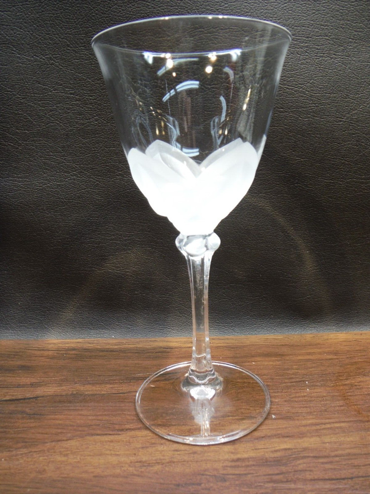 1 ~ Wine Glass FLORENCE Cristal D’Arques Durand Crystal Frosted Petals 7.25″ VTG