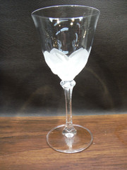 1 ~ Wine Glass FLORENCE Cristal D’Arques Durand Crystal Frosted Petals 7.25″ VTG