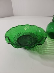 Set- Vintage Anchor Hocking Emerald Green Glassware. Ruffle Scallop Bowl & Vase