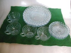 vintage Thumbprint Pattern set of 16 handled cups 5 3/4″ plates 9 1/4″ divided
