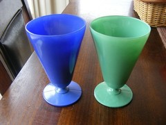 2 Anchor Hocking Footed Goblet Sundae, Iced Tea Glasses Blue & Green VTG