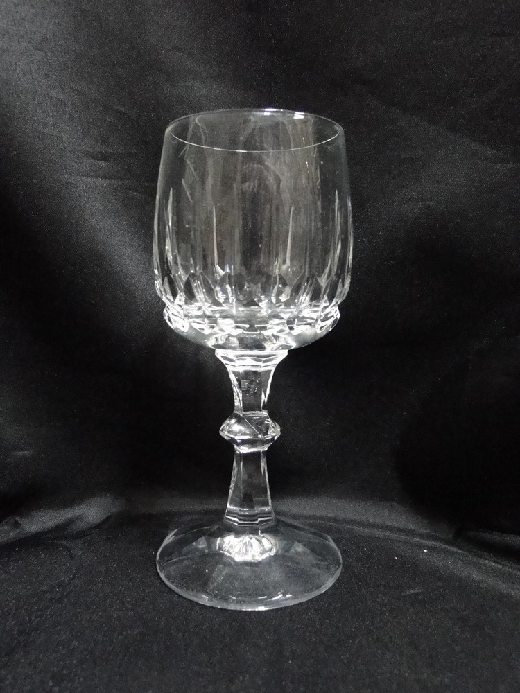 Schott-Zwiesel Tango, Vertical Cuts, Knob Stem: Wine Glass, 6 1/8″ Tall