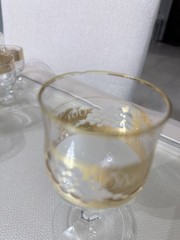 Decorative Clear Gold Glass Wine Glass with Grapevine Pattern and Glossy Finish