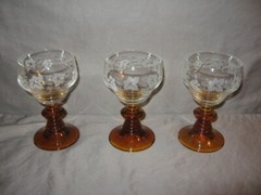 Set of 3 Wine Glasses Clear to Amber Beehive Stem 4 1/2″ Height VGC