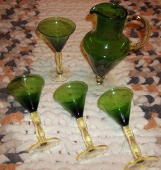 Vtg Hand Blown Emerald Green Art Glass Pitcher 10.5″ Blenko w/ 4 Martini Glasses