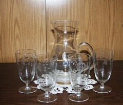 PRINCESS HOUSE HERITAGE HAND-BLOWN BEVERAGE SERVER) WITH 4 ICETEA /WATE GOBLETS