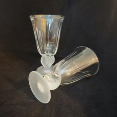2 Fostoria Captiva 7″ Frosted Seashell Stem Wine Cocktail Glasses Goblets 8 Oz
