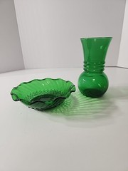 Set- Vintage Anchor Hocking Emerald Green Glassware. Ruffle Scallop Bowl & Vase