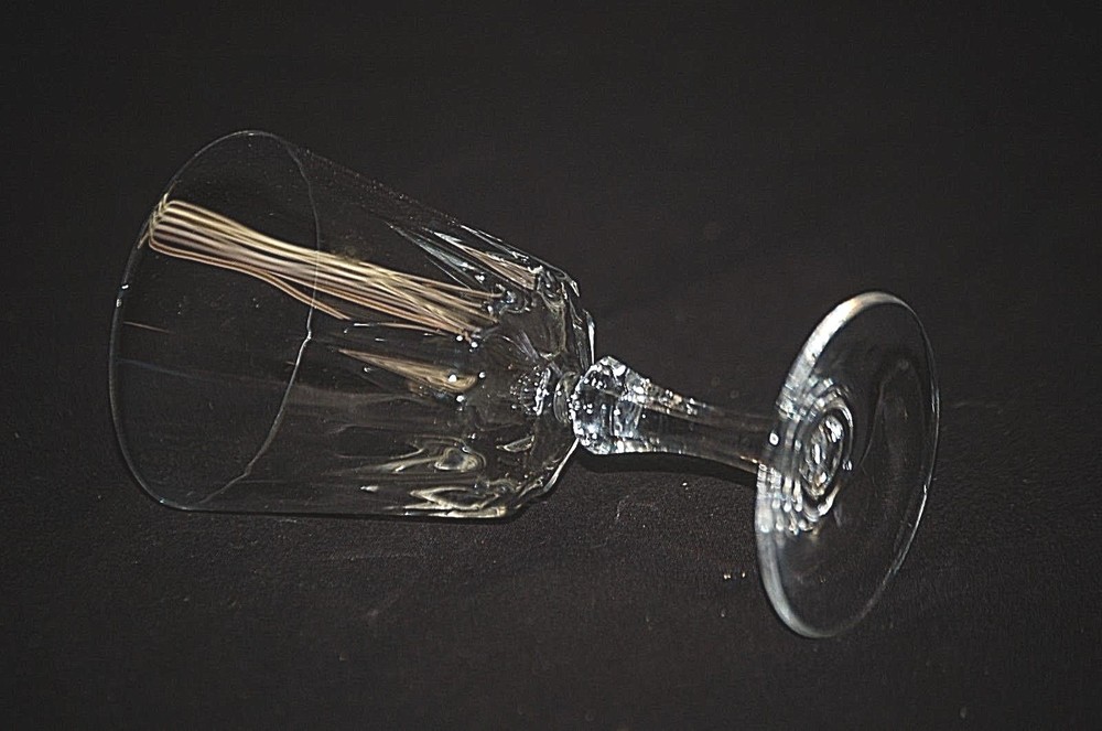 Classic Style Elegant Clear Crystal Long Stem Wine Glass 5-3/8″ Tall