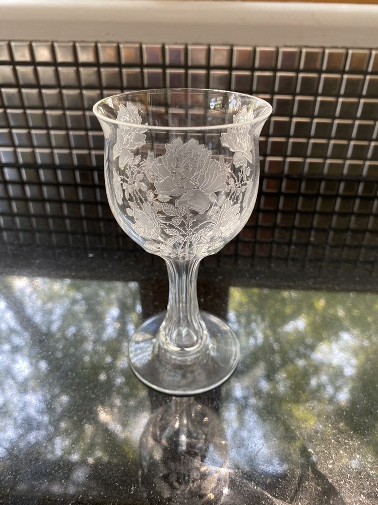 VINTAGE Raised Etched Roses Clear Paneled Stem Wine Glass 5.25″H