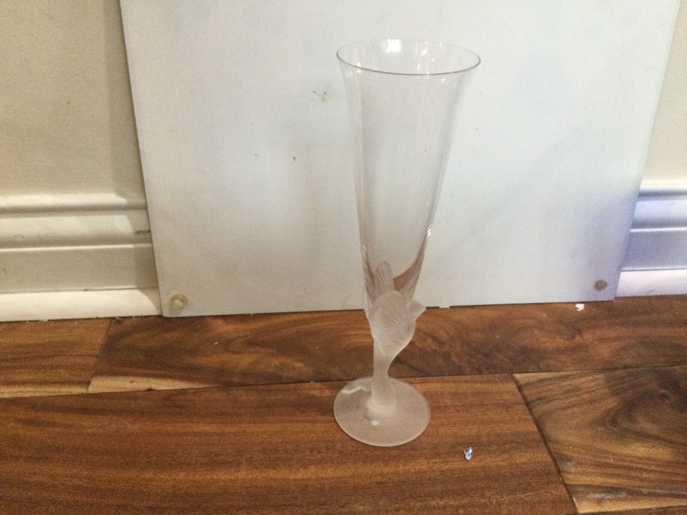 Sasaki Crystal Glass WINGS Champagne Flute Cocktail FROSTED BIRD Dove 9-1/4″