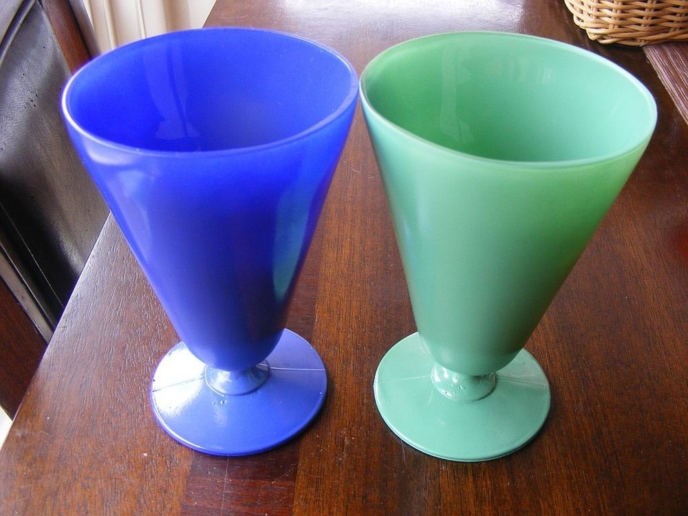 2 Anchor Hocking Footed Goblet Sundae, Iced Tea Glasses Blue & Green VTG