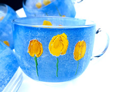 Set of 4 Art Glass Mugs D’Arques-Durand Tulip Ciel Yellow Tulips Blue Shab Chic