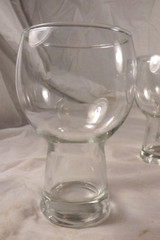 Set of 8 Clear Hollow Stem 1 pint Stout Beer Glasses 5-3/8″ Tall 3″ diameter