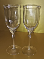 Set of 2 Vintage Clear Glass Stemmed 8.5″Wine Glasses with Leaf Design at Base