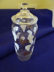 VTG. CLEAR GLASS APOTHECARY JAR W. LID-WHITE & GOLD GRAPES AND LEAVES-8 1/2″