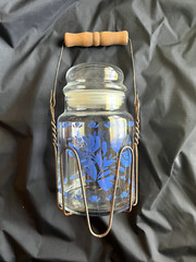 Pfaltzgraff Yorktowne Glass Jar with Lid and Carrying Handle (B026)