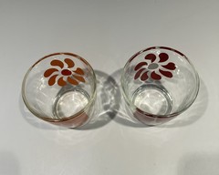 Set Of 2 Hazel Atlas DAISY Sour Cream Glasses Orange Red Flower Power MCM
