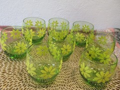 Flower Power 60″s 70″s 7 Roly Poly Glasses w /Caddy Green Yellow Daisies