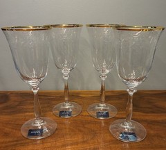 Mikasa HOLIDAY TRADITIONS Wine Glasses Gold Rimmed Etched Christmas Holly Design