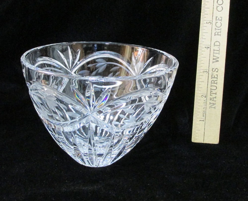 Crystal Glass Bowl Vase Cross Cut Etched Leaf Design Star Base 4″ Tall
