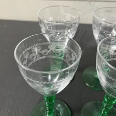Beautiful Vtg Set Of 8 Etched Uranium Ribbon Pat Clear W/Green Stemmed Glasses