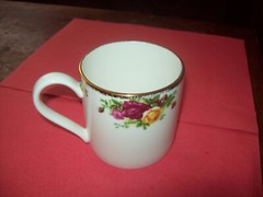ROYAL ALBERT PORCELAIN COFFEE-TEA CUP OLD BOUNTRY ROSES ENGLAND