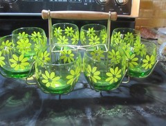 Flower Power 60″s 70″s 7 Roly Poly Glasses w /Caddy Green Yellow Daisies