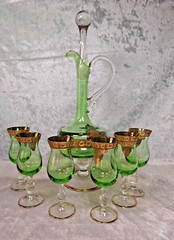 Venetian Green Glass Decanter Bottle W/ 6 Glasses 16.5″ Gold Gilt Italy Vintage