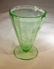 JEANNETTE GLASS CO. FLORAL POINSETTIA GREEN 4″ TALL 5-OUNCE FOOTED JUICE TUMBLER