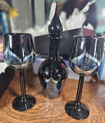 2 SIGNED STEVEN CORREIA ART GLASS – PULLED FEATHER WINE GLASSES + DECANTER