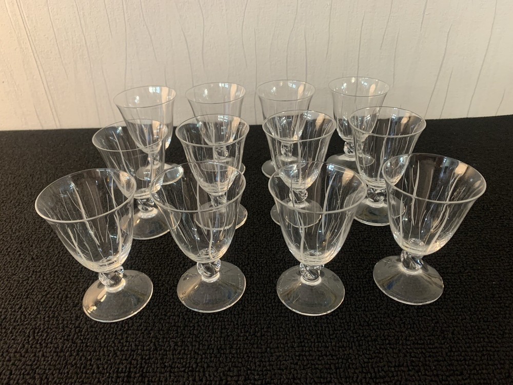 13 White Wine Glasses Model Orval Cut Crystal Daum H: 9.5 cm (Price Per Piece)