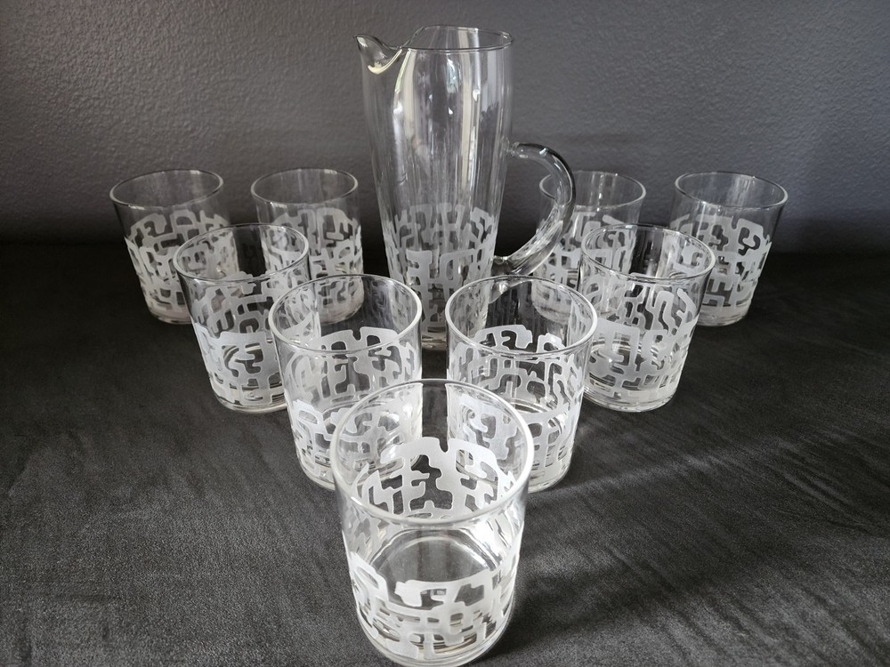 DOROTHY THORPE Pitcher and 9 tumbler/low ball/rocks glasses