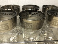 SET 8 VTG MCM DOROTHY THORPE Silver Band Geometric Design Glass Tumbler Carrier