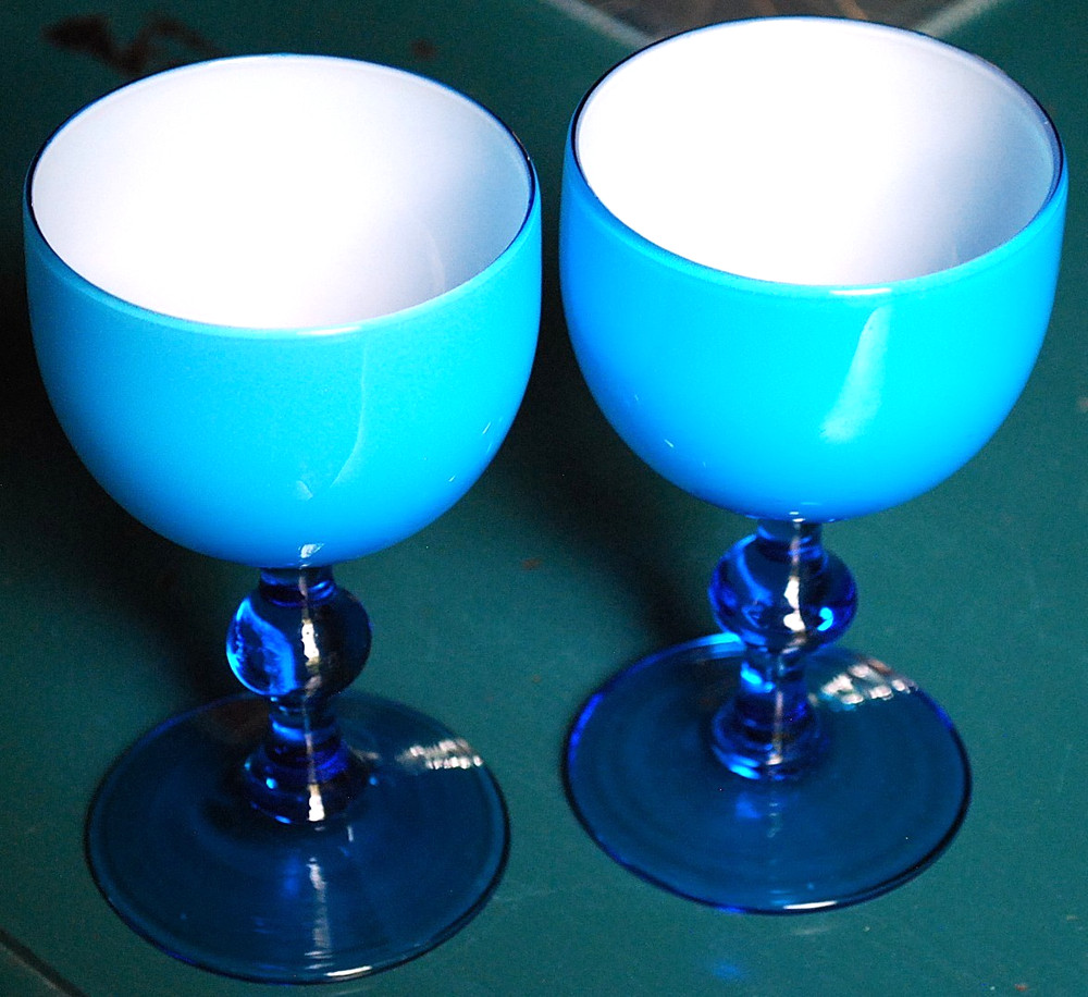 Set 2 Hand Blown COLONY ’13’ TURQUOISE/WHITE CASED GLASS Wine Goblets 4 3/8″