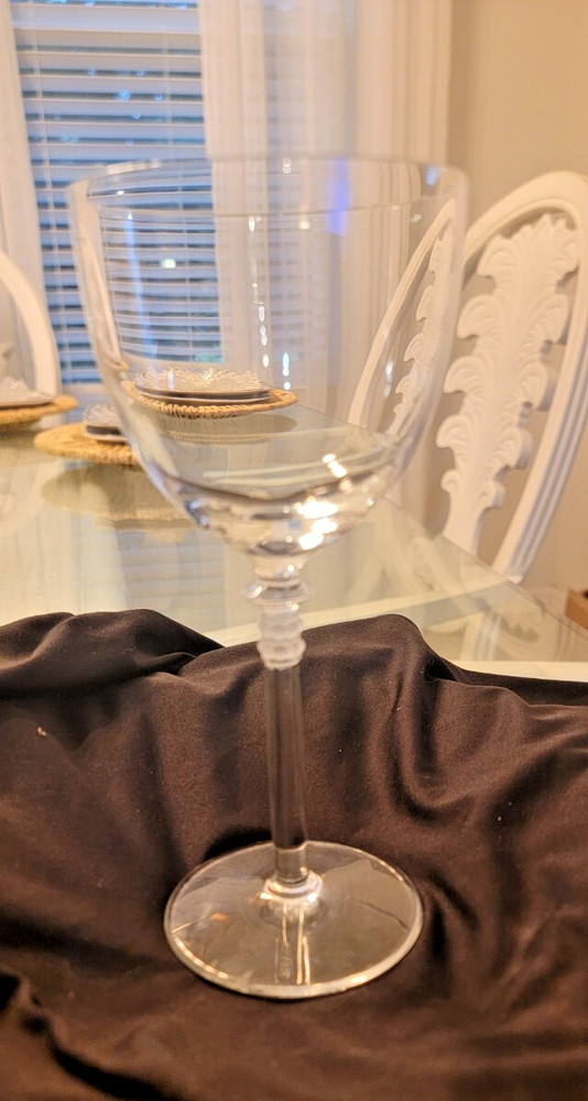 One (1) Hoya Crystal ENTASIS CLEAR blown Retired , 7.25″ x 3.25″ Red Wine Stem