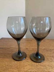 SET OF 2 Libbey CLASSIC SMOKE 8″ Wine Glasses; Water Goblets Excellent Condition