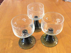 3 Classic & Beautiful Roemer Green Stem / Etched Grape Design Wine Glasses-mint