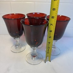 VINTAGE «KNIGHTS TALE» RUBY RED WINE GOBLETS 14 OZ /7.25″ TALL BY ARC~SET OF 4