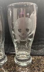 Pilsner Beer Glasses With Etched Skull & Crossbones Set Of 4 16 Oz