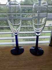 Set of 2 Champagne Flutes Glasses 7 1/8″ Clear Bowl Colbalt Blue Stem Unbranded