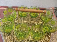 Flower Power 60″s 70″s 7 Roly Poly Glasses w /Caddy Green Yellow Daisies