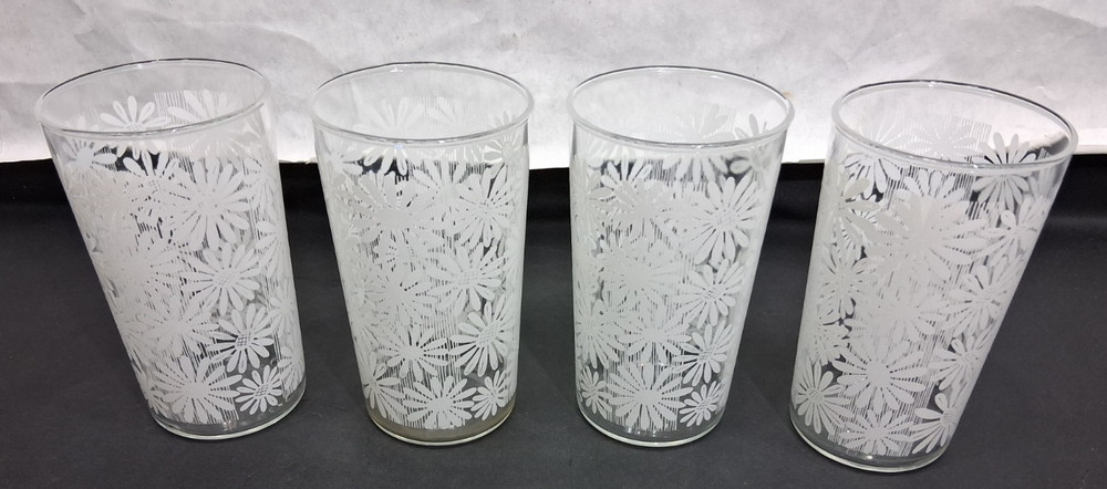 4 Vintage Hand Blown Glass White Daisy Glasses Tumblers 4.75″ Tall