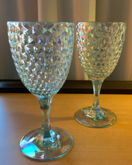 2 TURQUOISE DIAMOND CUT ACRYLIC STEMMED WINE GLASSES 7.5″ NEW
