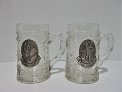 2 Fort Mugs Steins With Pewter Medallions Golf Themed Embossed Harvest Glass (Y)