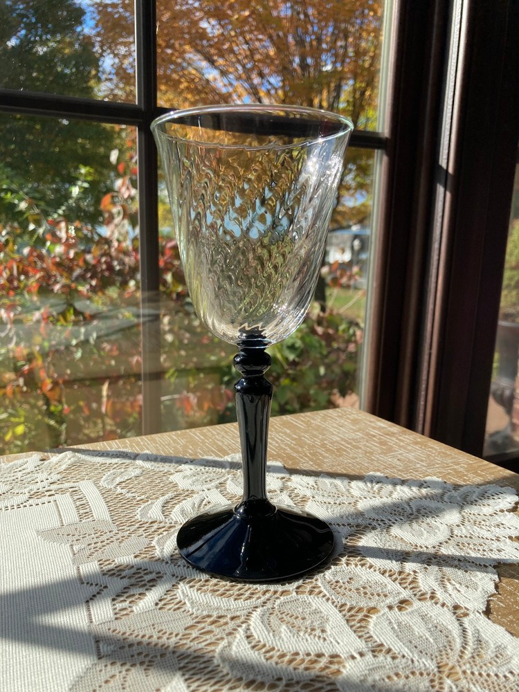 Luminarc Wine Glass Optic Swirl Black Stem Made in France 3.2″ Diametr 7.1″ Tall